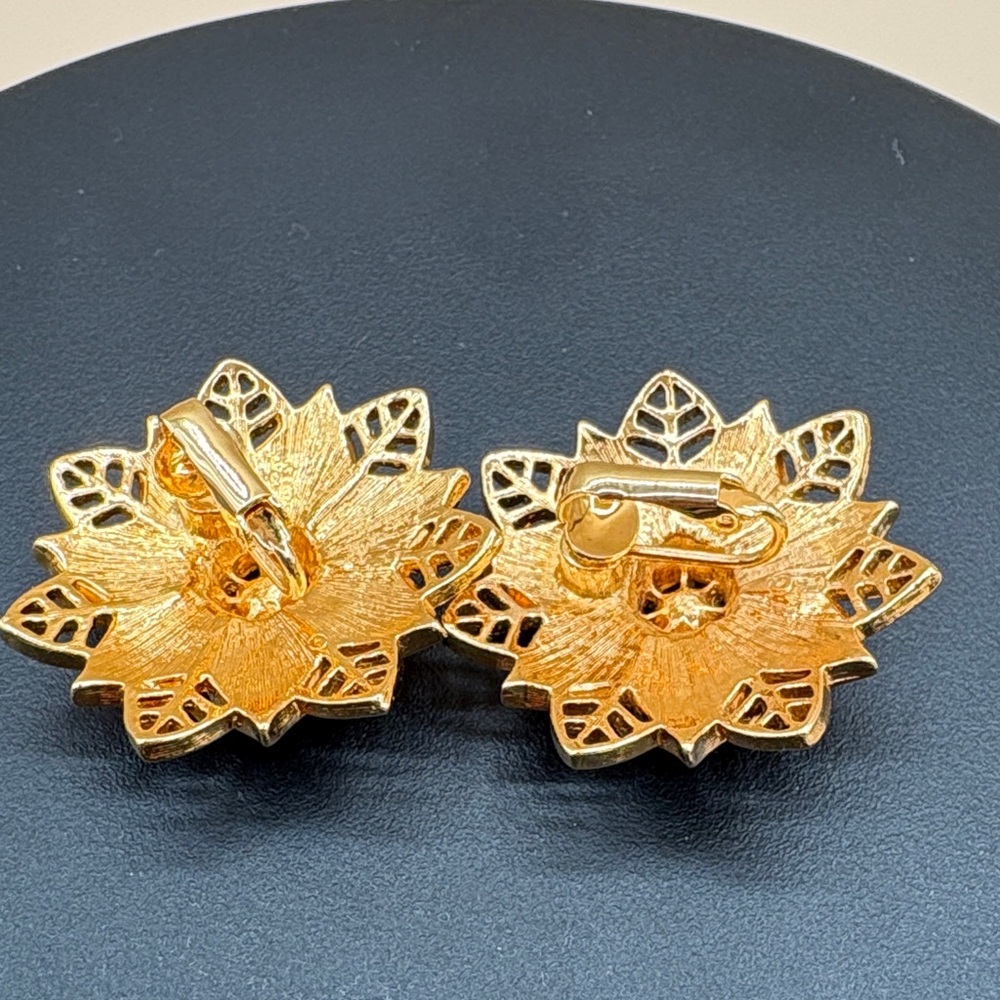 Vintage Avon Poinsettia Clip on Earrings - Picture 3 of 4